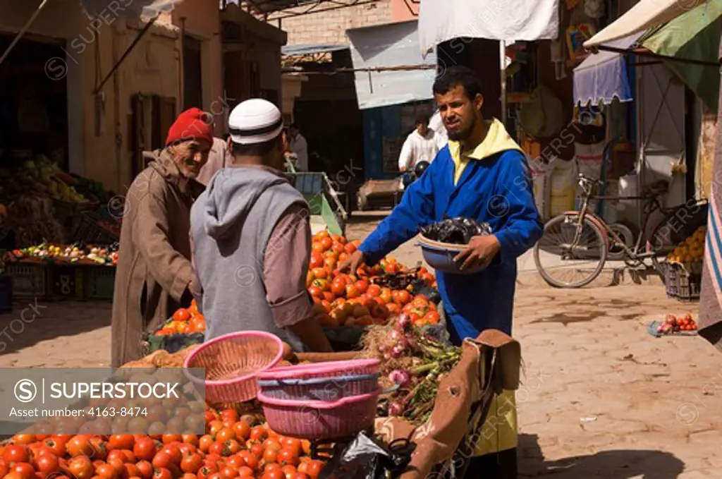 MOROCCO, TOWN OF TAROUDANT, MEDINA (OLD TOWN), MARKET, PEOPLE SHOPPING FOR PRODUCE
