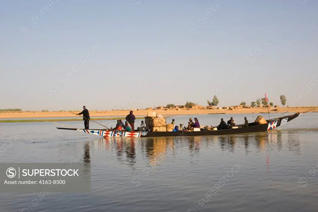WEST AFRICA, MALI, MOPTI, BANI RIVER, LOCAL PEOPLE IN WOODEN BOAT