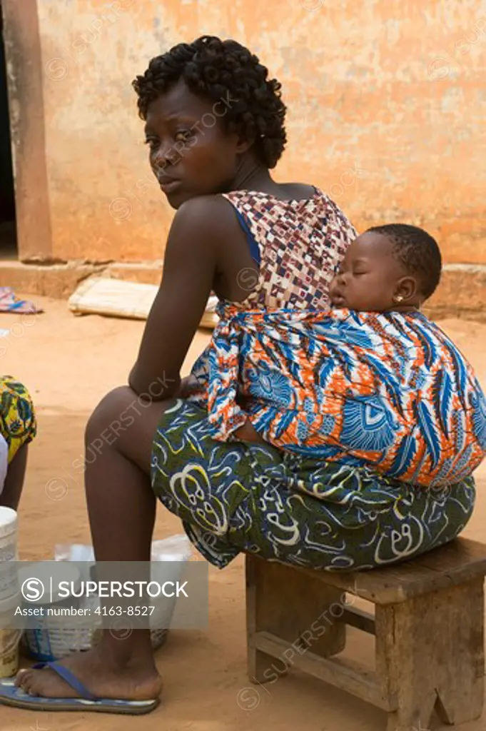 WEST AFRICA, TOGO, LOME, STREET SCENE, WOMAN WITH BABY