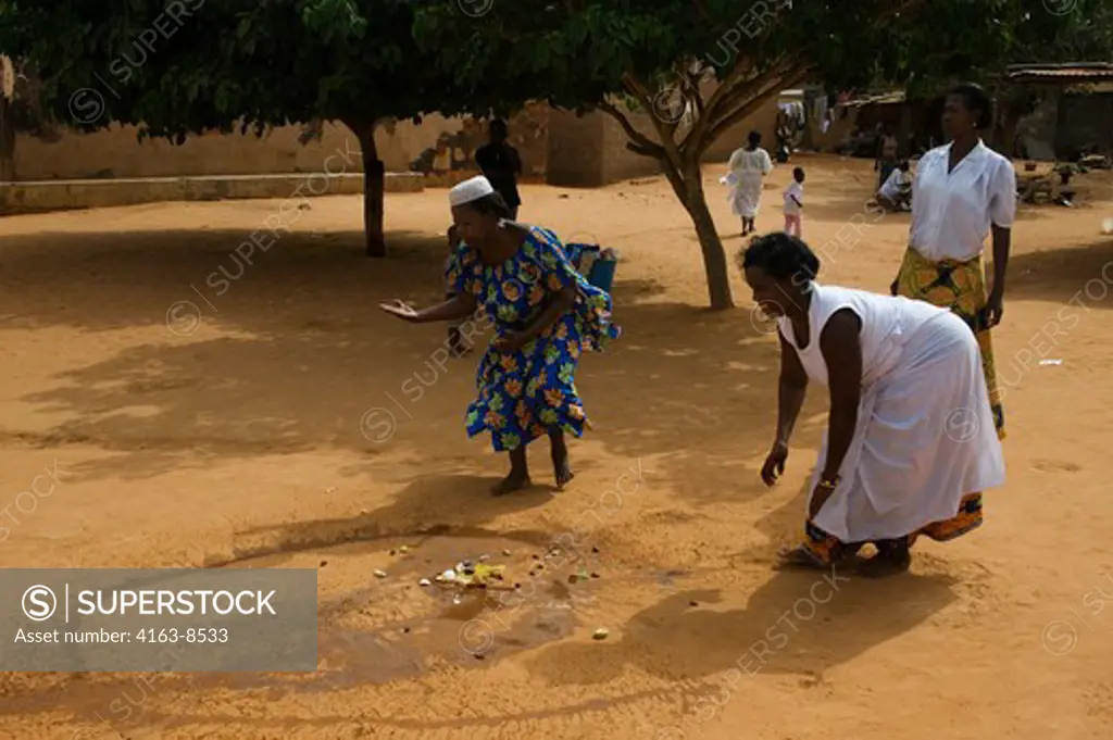 WEST AFRICA, TOGO, LOME, GORO VOODOO CEREMONY, WOMAN DANCING, IN TRANCE