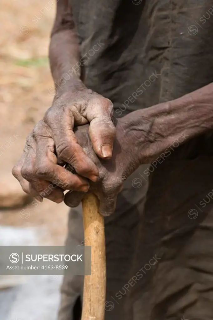 WEST AFRICA, TOGO, KANDE, TAMBERMA VALLEY, TAMBERMA COMPOUND CALLED TATA (UNESCO WORLD HERITAGE SITE), OLD TAMBERMA WOMAN, CLOSE-UP OF HANDS