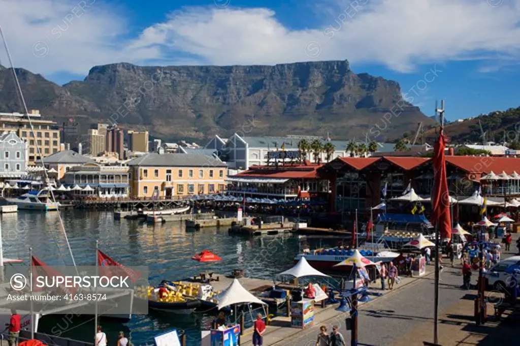 SOUTH AFRICA, CAPE TOWN, WATERFRONT WITH TABLE MOUNTAIN IN BACKGROUND