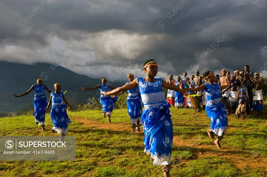 RWANDA, VIRUNGA AREA, LOCAL DANCE GROUP PERFORMING TRADITIONAL DANCES