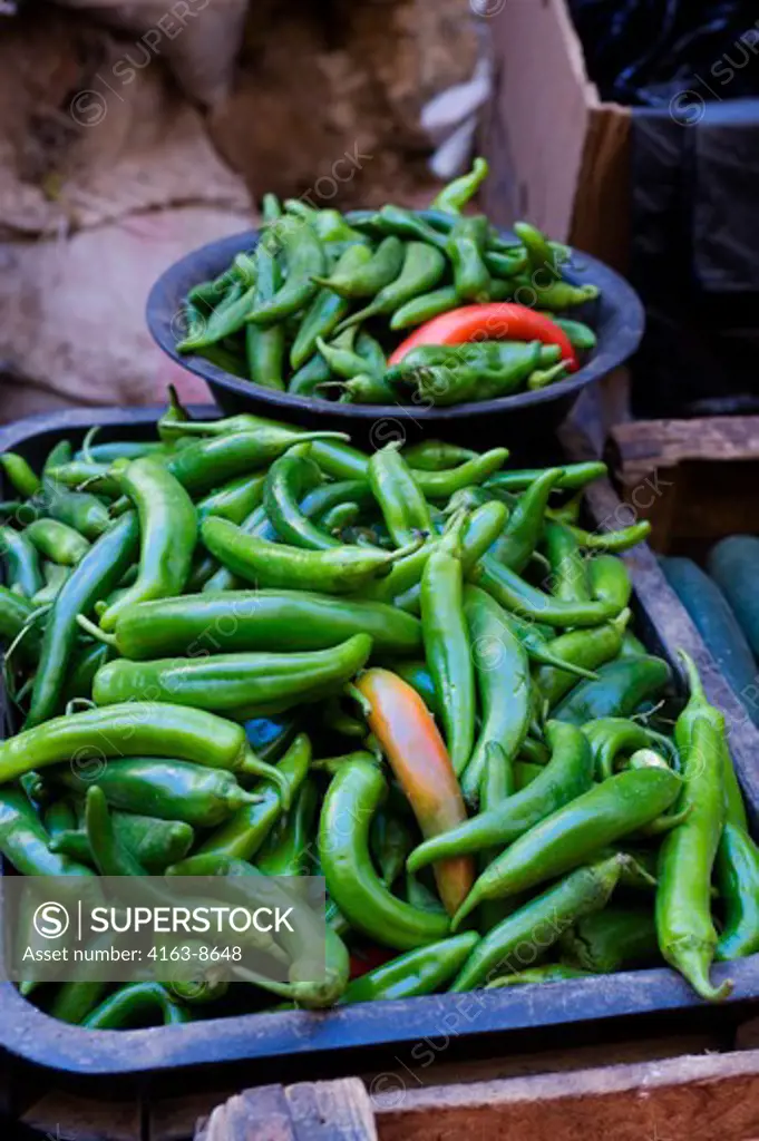 MOROCCO, FEZ, MEDINA (OLD TOWN), SOUK SCENE, CHILI PEPPERS