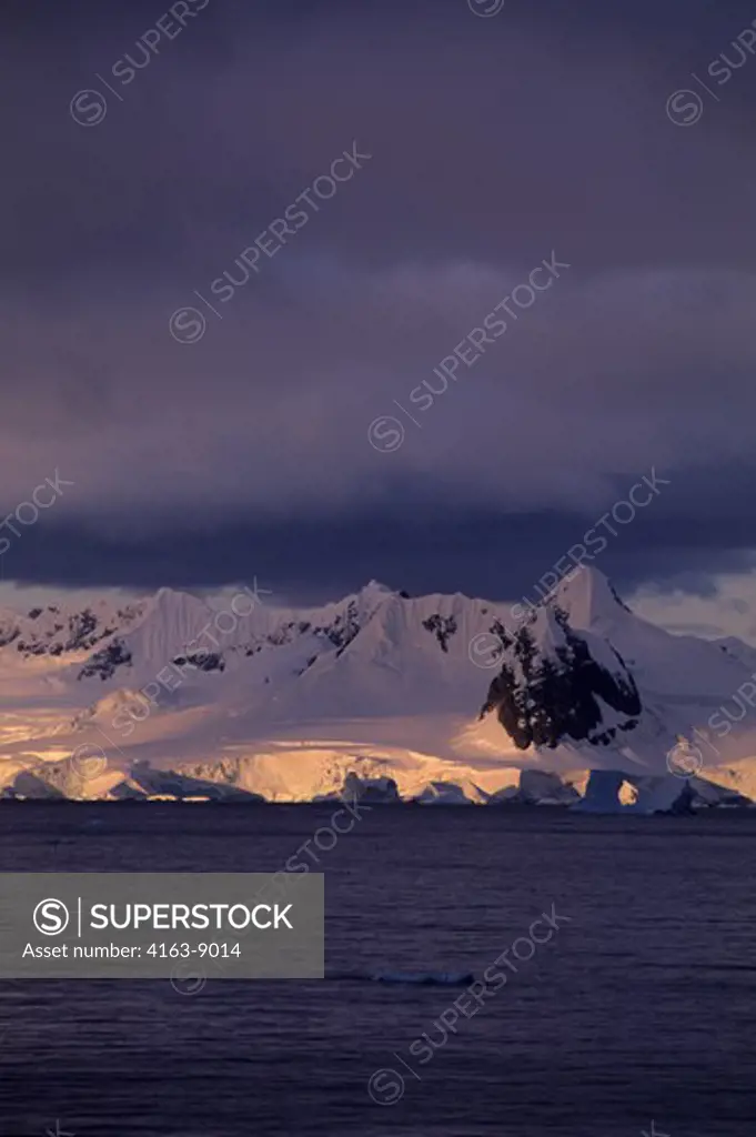 ANTARCTIC PENINSULA, CHARLOTTE BAY, MOUNTAINS IN EVENING LIGHT