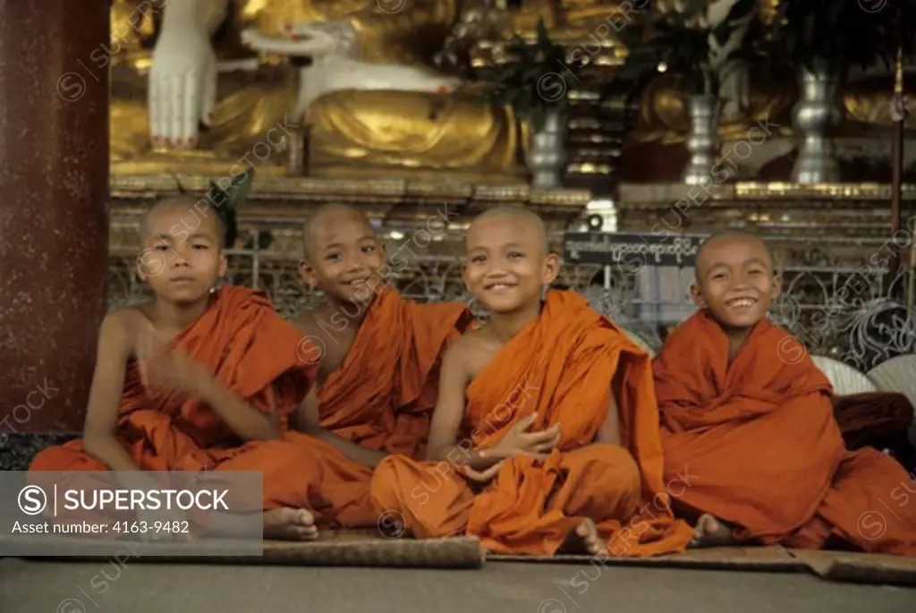 MYANMAR (BURMA), YOUNG MONKS IN SAFRON ROBES IN SWEDAGON PAGODA, RANGOON