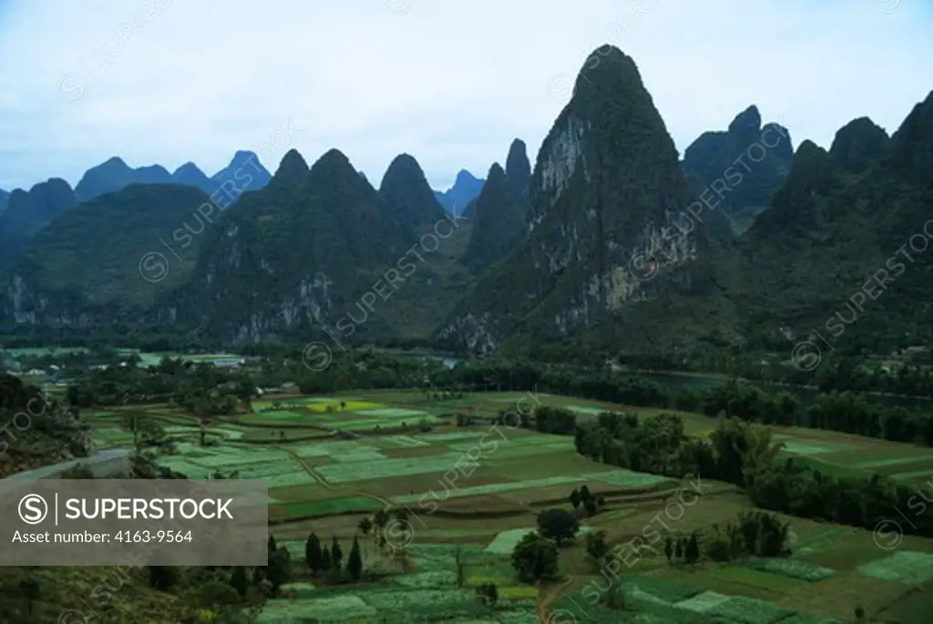 CHINA, GUILIN, VIEW OF LIME STONE MOUNTAINS AND RICE FIELDS, KARST MOUNTAINS