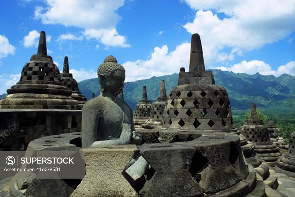 INDONESIA, JAVA, MAGELANG, CENTRAL JAVA, BOROBUDUR TEMPLE (BUDDHIST), UPPER TERRACE WITH BELL STUPAS