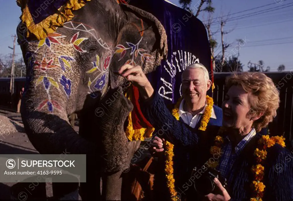 NORTHERN INDIA, RAJASTHAN, JAIPUR, WELCOMING TOURISTS WITH ELEPHANT