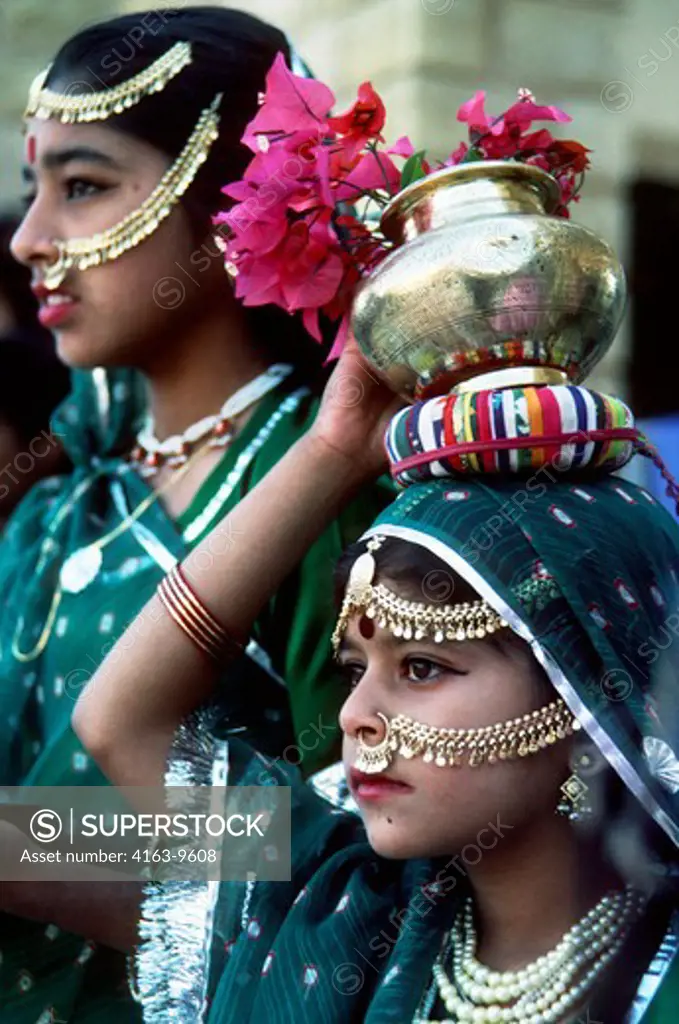 INDIA,PORTRAIT OF A YOUNG GIRL DURING A WELCOME CEREMONY W/BOUGAINVILLA/GREEN/GOLD