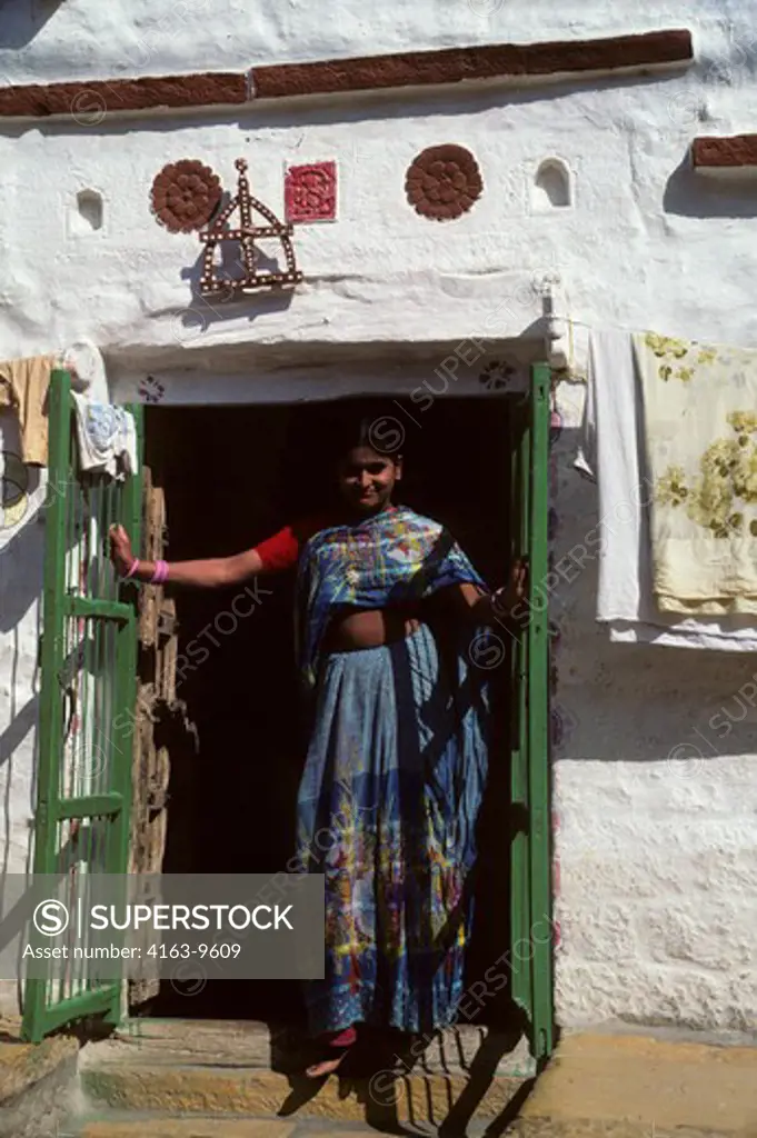 NORTHERN INDIA, RAJASTHAN, JAISALMER, CITY IN GREAT INDIAN (THAR) DESERT, STREET SCENE