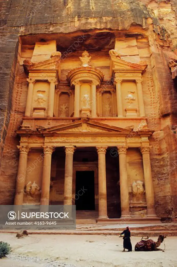 JORDAN, PETRA, ANCIENT TRADE ROUTE CITY, TREASURY BLDG., CARVED INTO THE SANDSTONE CLIFF