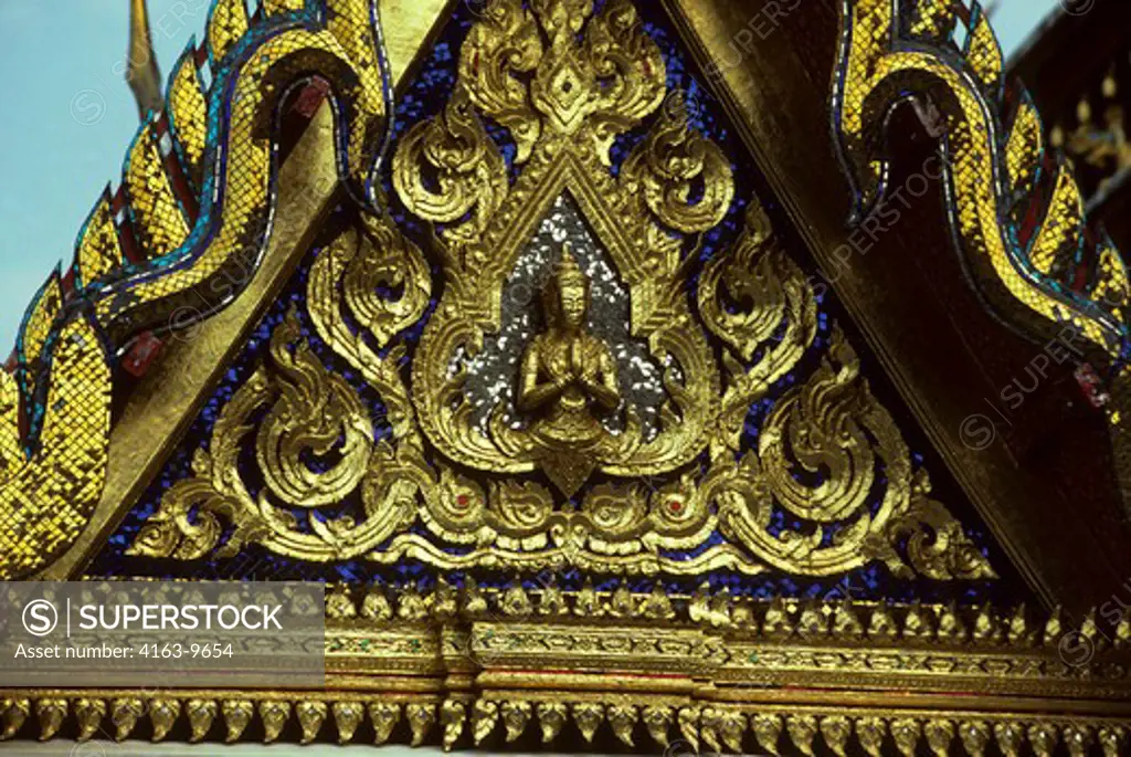 THAILAND, BANGKOK, GRAND PALACE, TEMPLE OF THE EMERALD BUDDHA, DETAIL OF TEMPLE FRONT