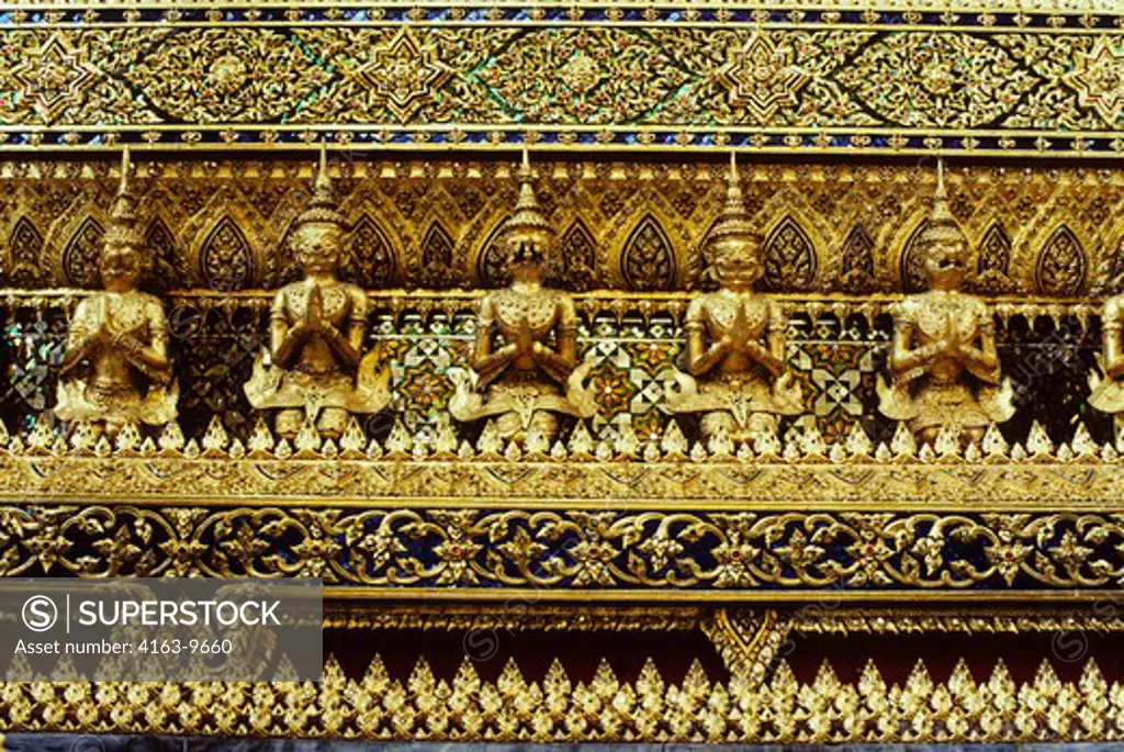 THAILAND, BANGKOK, GRAND PALACE, MOSAIC DETAIL OF EXTERIOR ARCHITECTURE