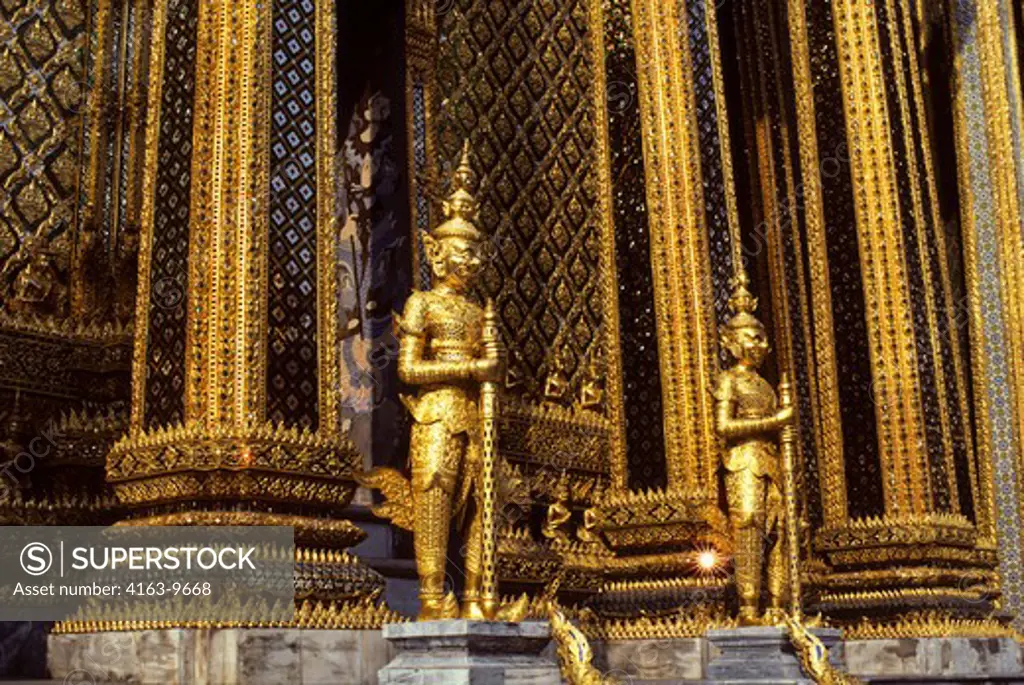 THAILAND, BANGKOK, GRAND PALACE, TEMPLE OF EMERALD BUDDHA WITH GUARDIANS, ARCHITECTURAL DETAIL