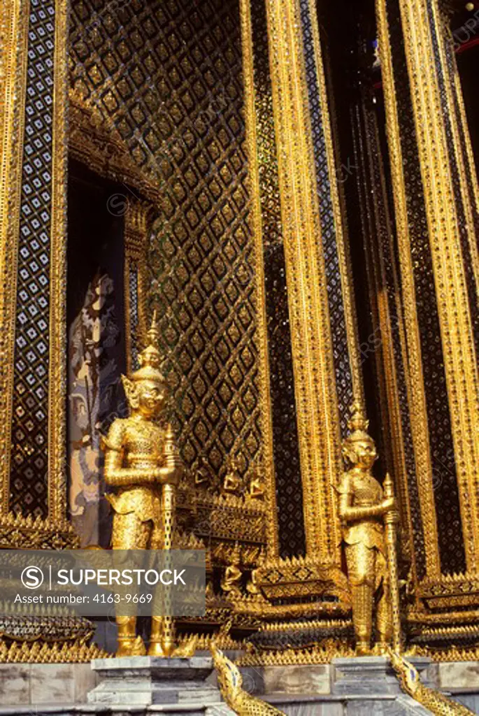 THAILAND, BANGKOK, GRAND PALACE, TEMPLE OF EMERALD BUDDHA WITH GUARDIANS, ARCHITECTURAL DETAIL