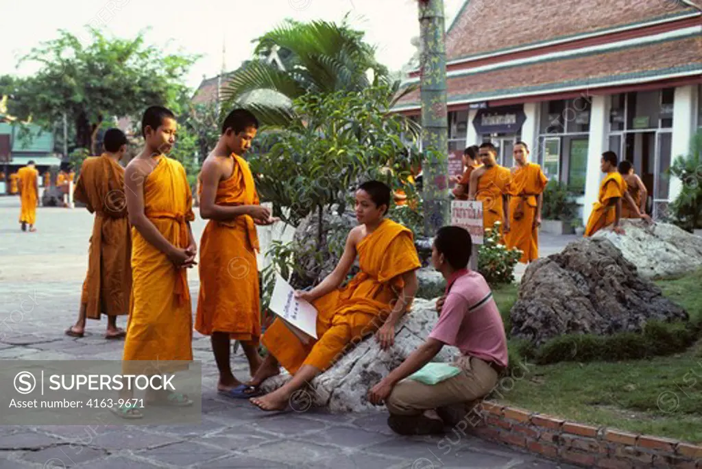 THAILAND, BANGKOK, WAT PO (WAT PHRA JETUPON) TEMPLE, SCHOOL WITH NOVICES/STUDENTS IN SAFFRON ROBES