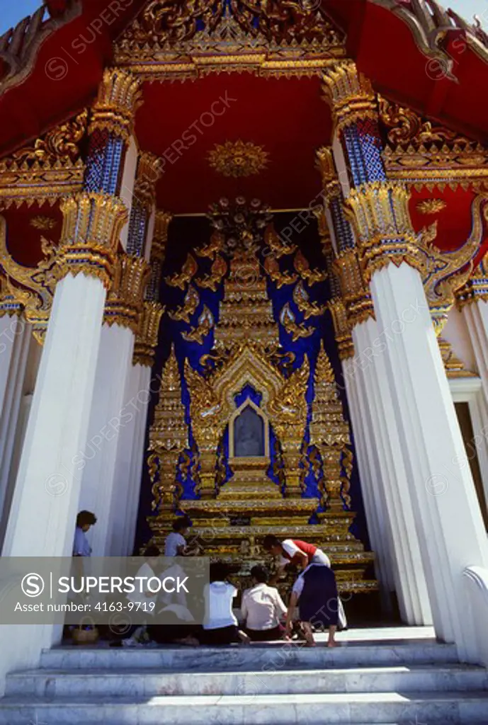 THAILAND, BANGKOK, WAT DHAMMONGKOL, (MODERN TEMPLE) TEMPLE WORSHIPING