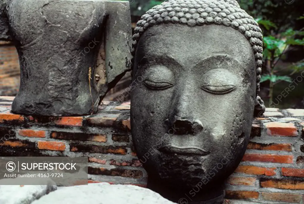 THAILAND, AYUTHAYA, WAT MAHATHAT, BUILT 1384 IN KHMER STYLE, FRAGMENTS OF BUDDHA STATUES