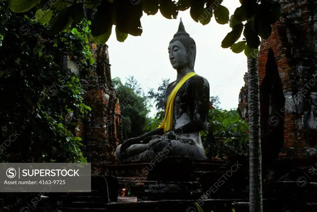 THAILAND, AYUTHAYA, WAT MAHATHAT, BUILT 1384 IN KHMER STYLE, SEATED BUDDHA STATUE