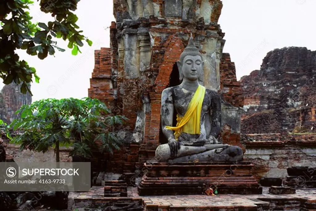 THAILAND, AYUTHAYA, WAT MAHATHAT RUINS, (@ 1400) SEATED BUDDHA, KHMER-STYLE PRANG (TEMPLE) BACK