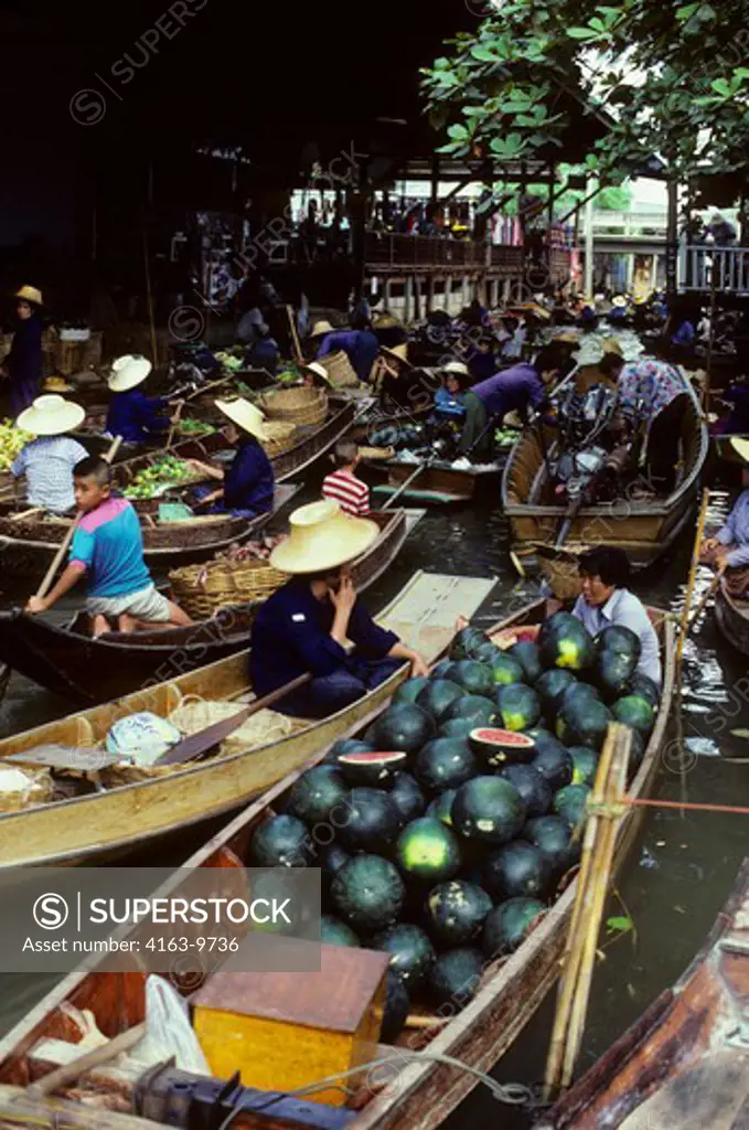 THAILAND, NEAR BANGKOK, DAMNERN SADUAK, FLOATING MARKET ON CANAL, BOATS WITH LOCAL FOOD, PRODUCE & OTHER GOODS, WATERMELONS