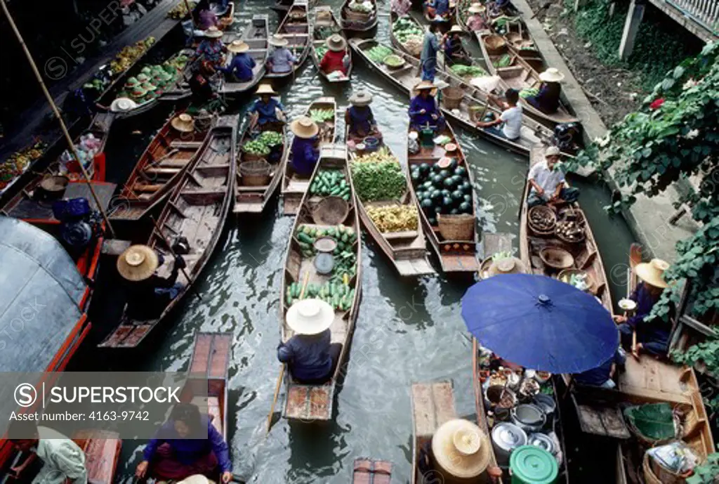 THAILAND, DAMNERN SADUAK, FLOATING MARKET ON CANAL, BOATS WITH LOCAL FOOD, PRODUCE & OTHER GOODS
