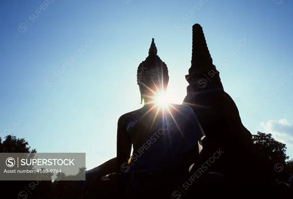 THAILAND, CENTRAL PLAINS, SUKOTHAI, WAT MAHATHAT TEMPLE, 14TH C., SEATED BUDDHA AND CHEDI (STUPA)
