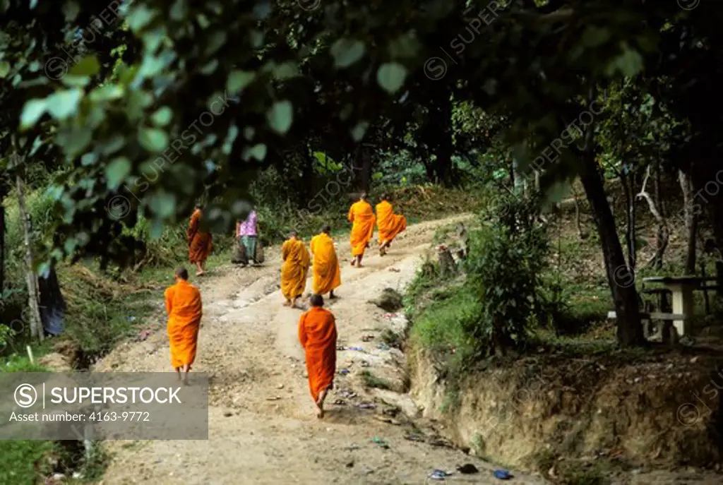 NORTH THAILAND, CHIANG MAI, BUDDHIST MONKS ON THE WAY TO TEMPLE