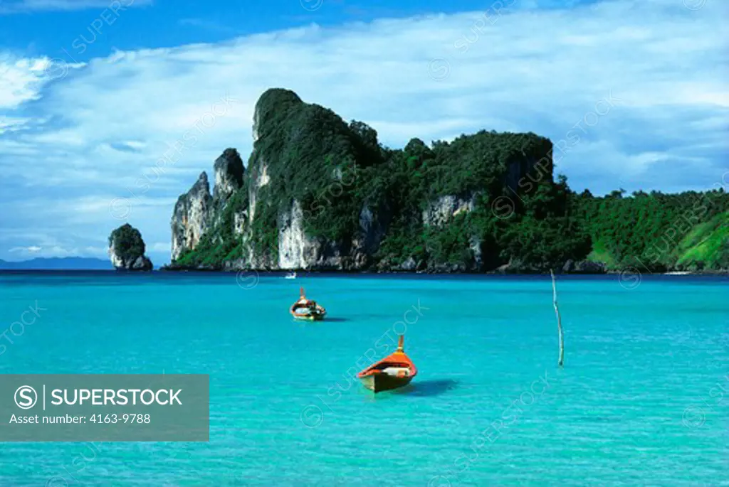 SOUTH THAILAND, NEAR PHUKET, PHI PHI ISLAND, FISHING BOATS WITH LIMESTONE MOUNTAINS