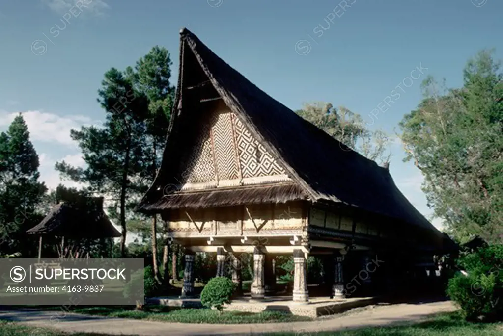 INDONESIA, SUMATRA, LAKE TOBA AREA, SIMALUNGUN VILLAGE MUSEUM, (FORMER HOME OF KING OF PURBA