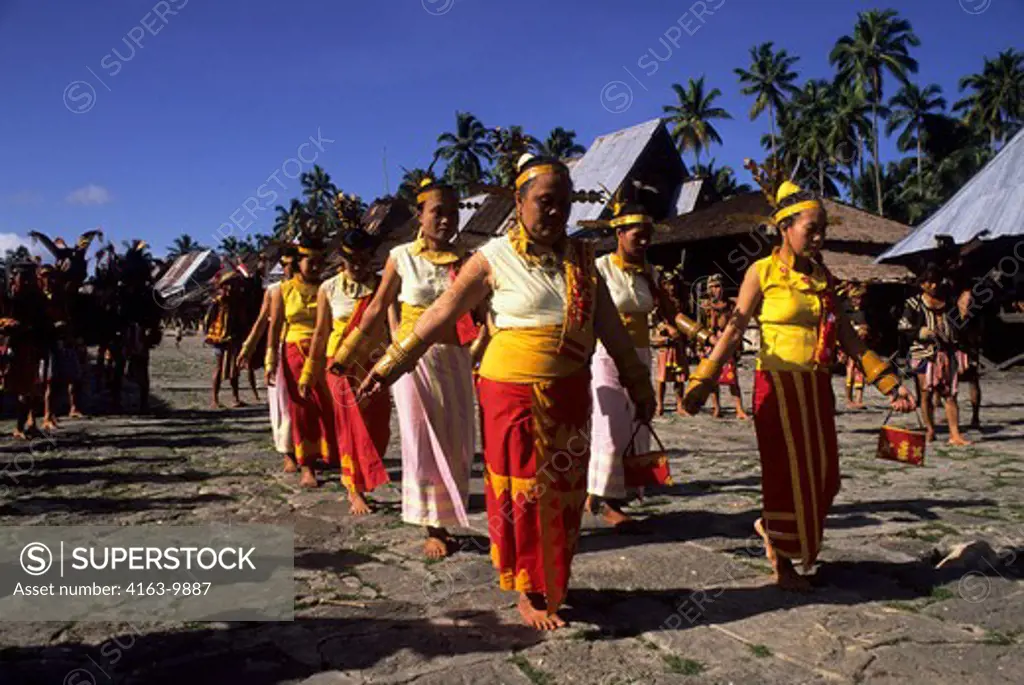 ASIA, INDONESIA, SUMATRA, NIAS ISLAND, BAWOMATALUO VILLAGE, TRADITIONAL DANCE
