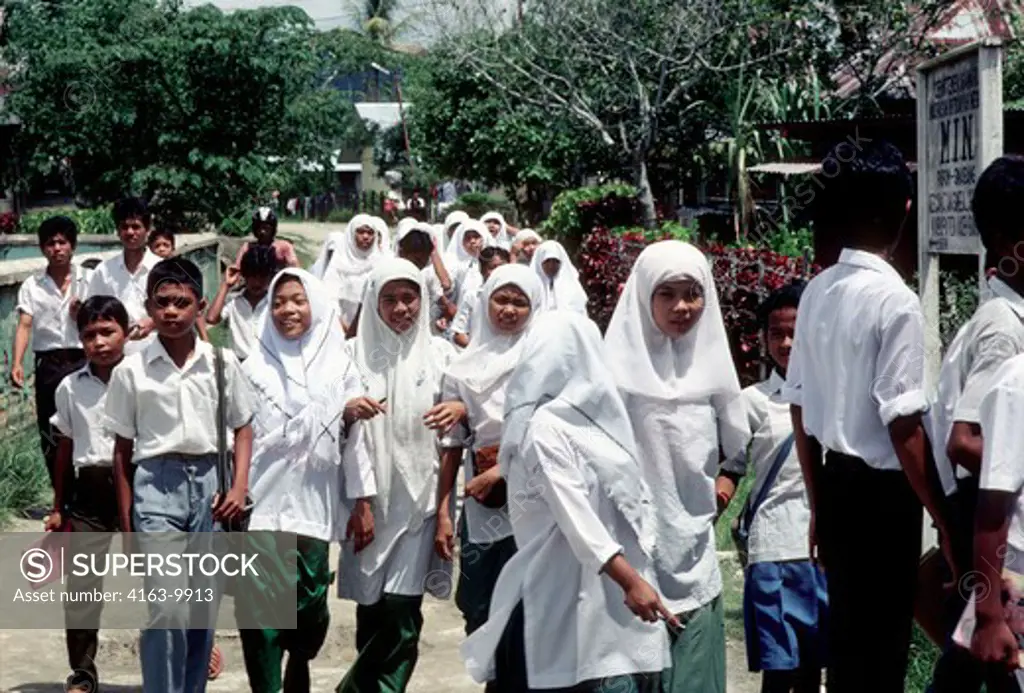 INDONESIA, SUMATRA, SIMEULUE ISLAND, SINABANG, STREET SCENE WITH MOSLEM SCHOOL GIRLS