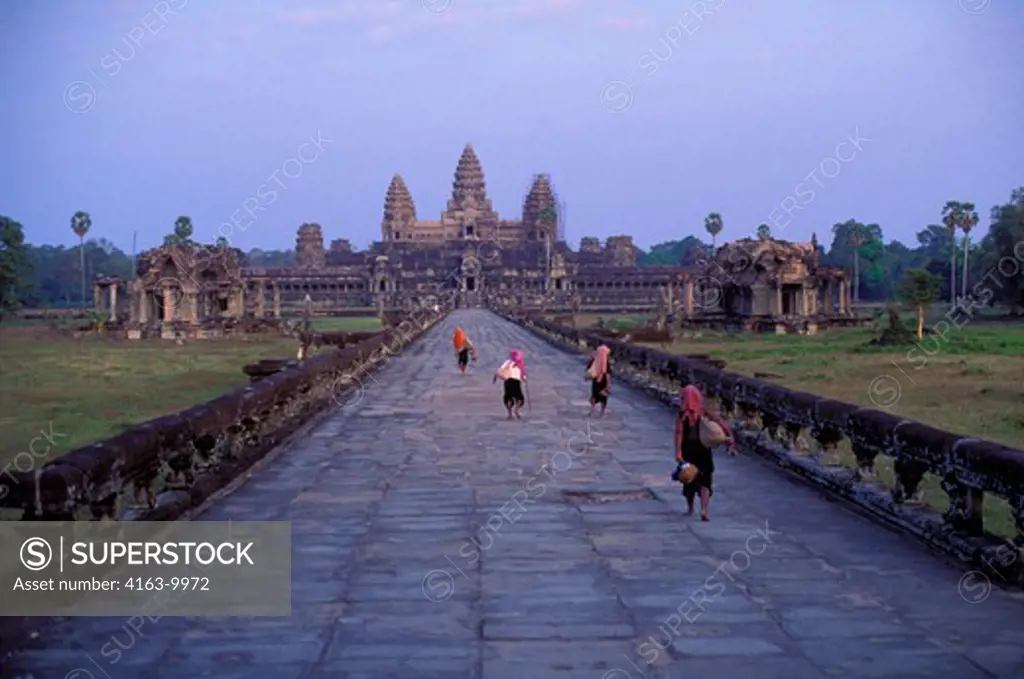 CAMBODIA, ANGKOR, ANGKOR WAT, VIEW OF LIBRARIES AND CENTRAL STRUCTURE