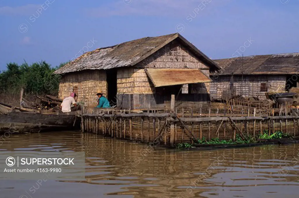 CAMBODIA, NEAR SIEM REAP, TONLE SAP LAKE, BAMBOO FISH CAGE