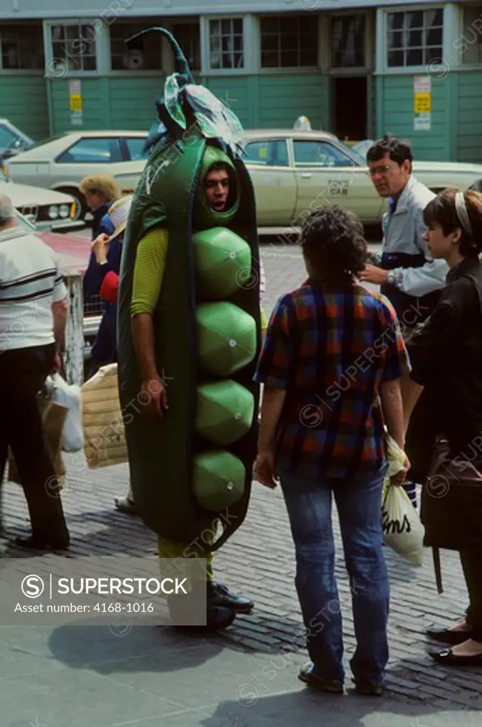 USA, WASHINGTON, SEATTLE, PIKE PLACE MARKET, PRODUCE ADVERTISING FRESH PEAS IN THE PODS