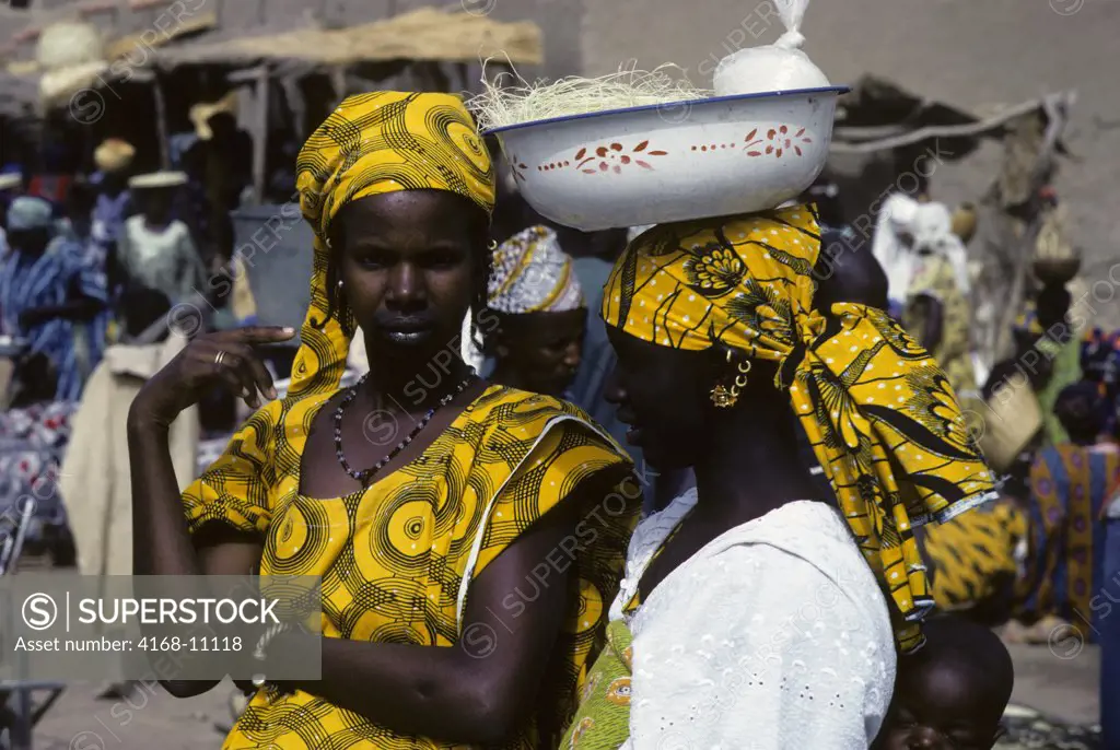 Mali, Djenne, Weekly Market, Market Scene With Local Women