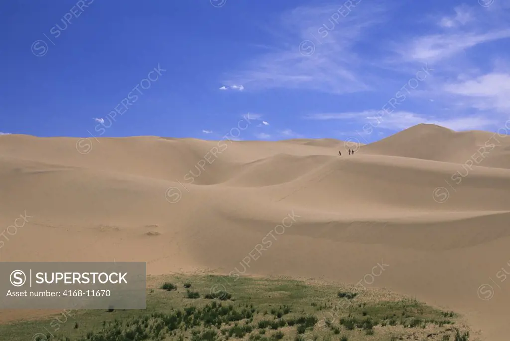 Mongolia, Gobi Desert, Near Dalanzadgad, Khongoryn Els (Sand Dunes), Tourists