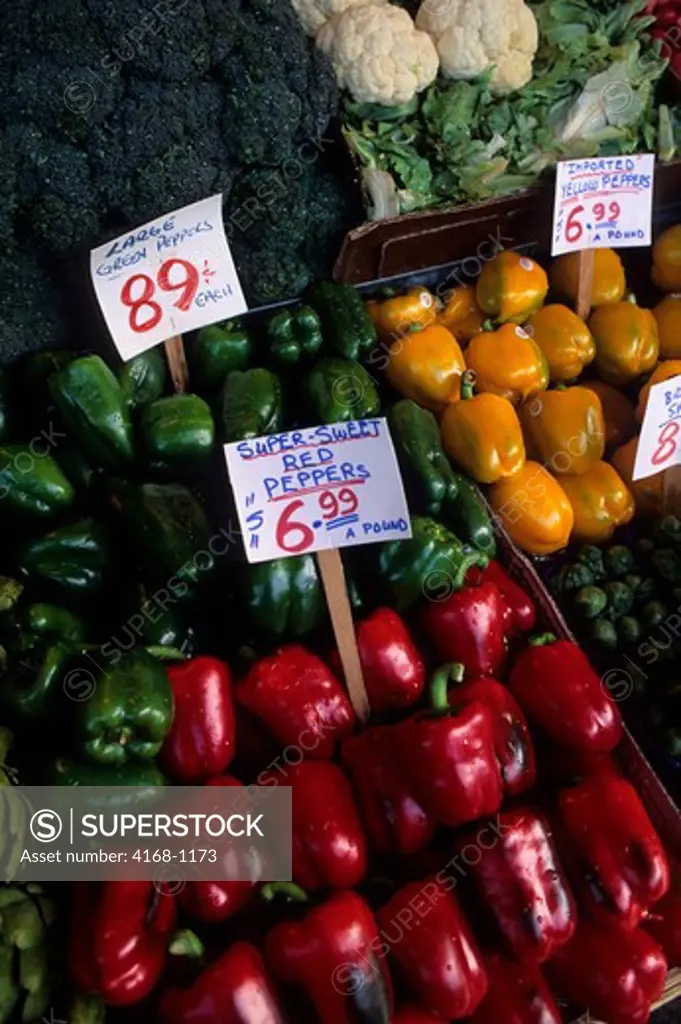 USA, WASHINGTON, SEATTLE, PIKE PLACE MARKET, DISPLAY OF PEPPERS