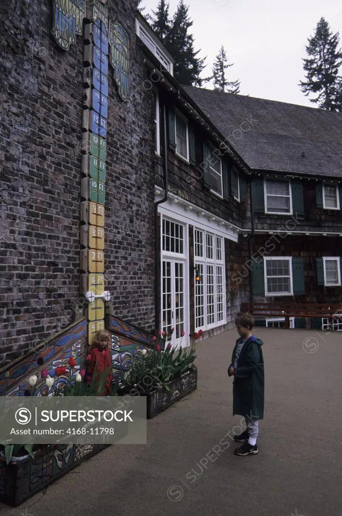 USA,Washington, Olympic National Park, Lake Quinault Lodge, Children In Front Of Rainfall Sign (Model Release 20020923-7, Model Release 20020923-8)