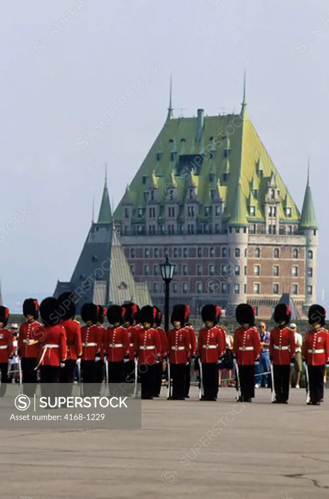 CANADA, QUEBEC CITY, CITADEL, CHANGING OF THE GUARD CEREMONY, HOTEL FRONTENAC