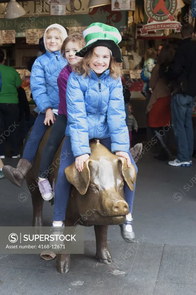 Usa, Washington State, Seattle, Pike Place Market, Children Posing With Bronze Statue Of Rachel The Pig At Main Entrance