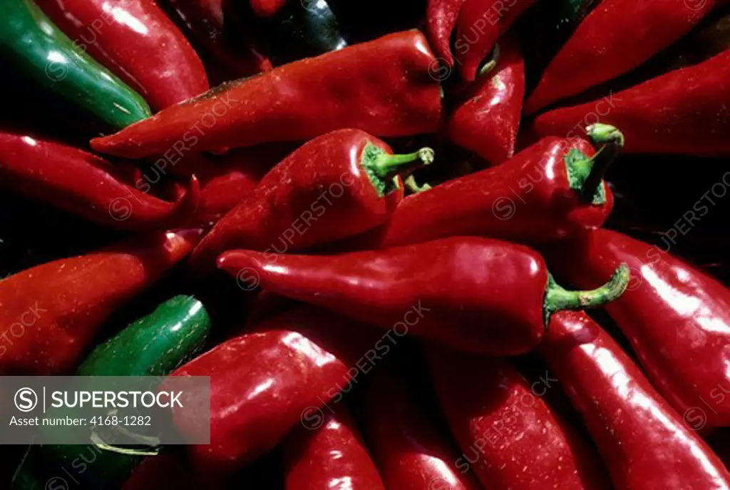 CANADA, ONTARIO, WATERLOO COUNTRY MARKET, CLOSE-UP OF PEPPERS