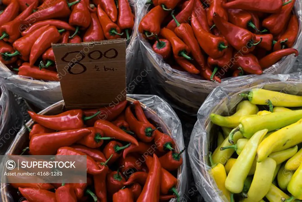 CANADA, ONTARIO, WATERLOO COUNTRY MARKET, PEPPERS IN BASKETS