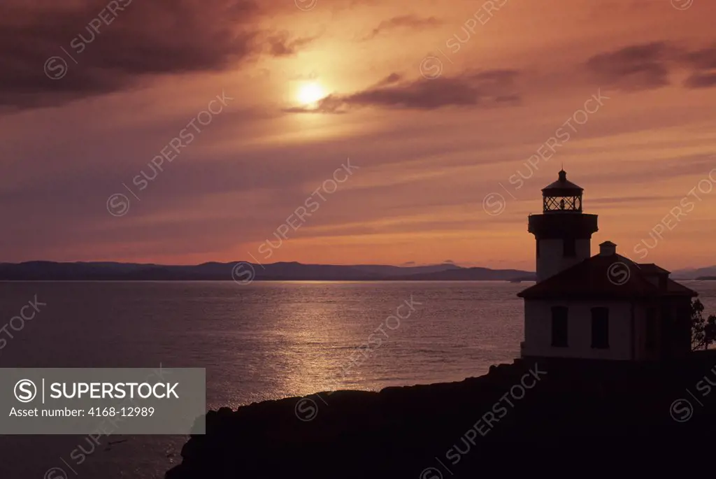 USA, Washington, San Juan Island, Haro Strait, Lime Kiln State Park, Lighthouse, Sunset