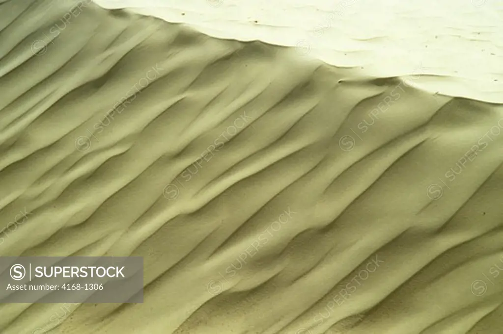 TUNISIA, SAHARA DESERT, PATTERNS IN THE SHIFTING SAND