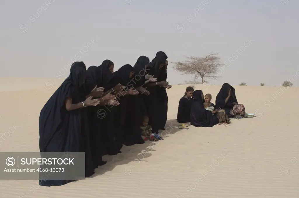 Mali, Near Timbuktu, Sahara Desert, Tuareg Women Performing Traditional Dance In Desert, Clapping With Hands