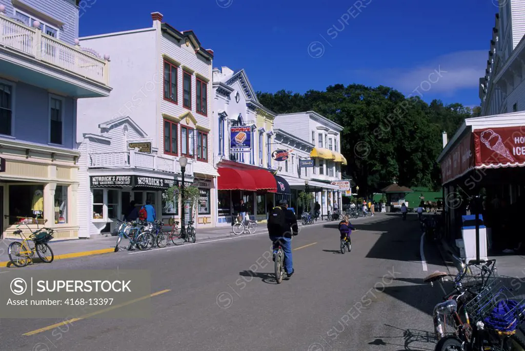 USA, Michigan, Lake Huron Mackinac Island, Village, Main Street, Street Scene