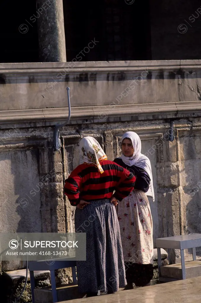Turkey, Istanbul, Suleymaniye Mosque, Women Getting Water
