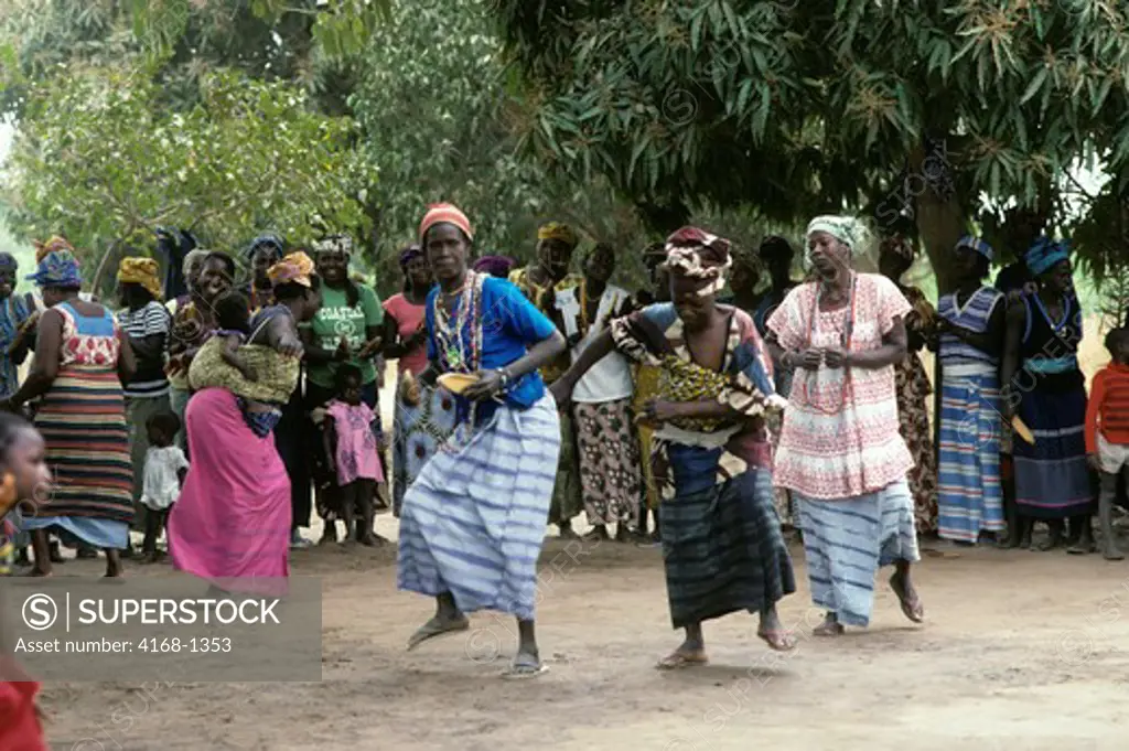 GAMBIA, SMALL VILLAGE NEAR BANJUL, LOCAL DANCES